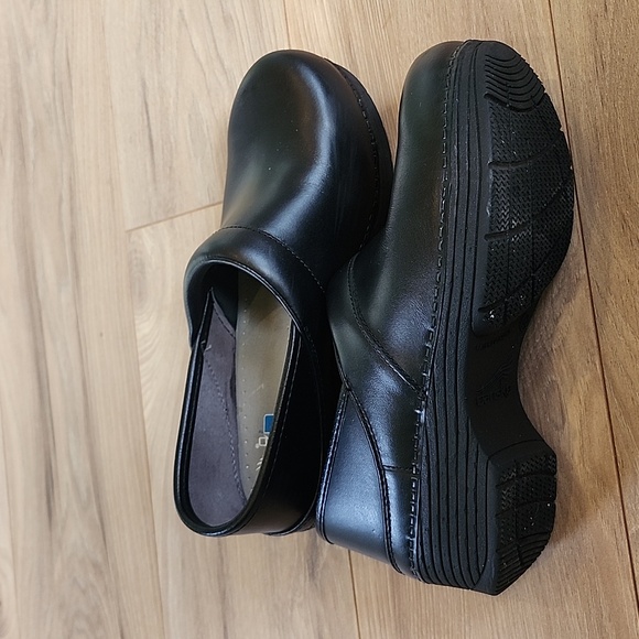 Dansko nursing clogs - Picture 2 of 2